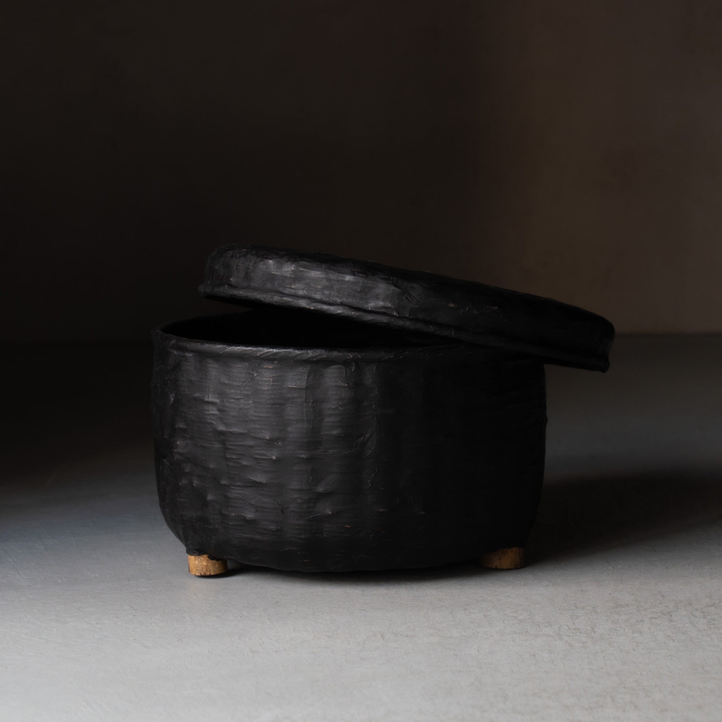 Antique round basket black with a lid