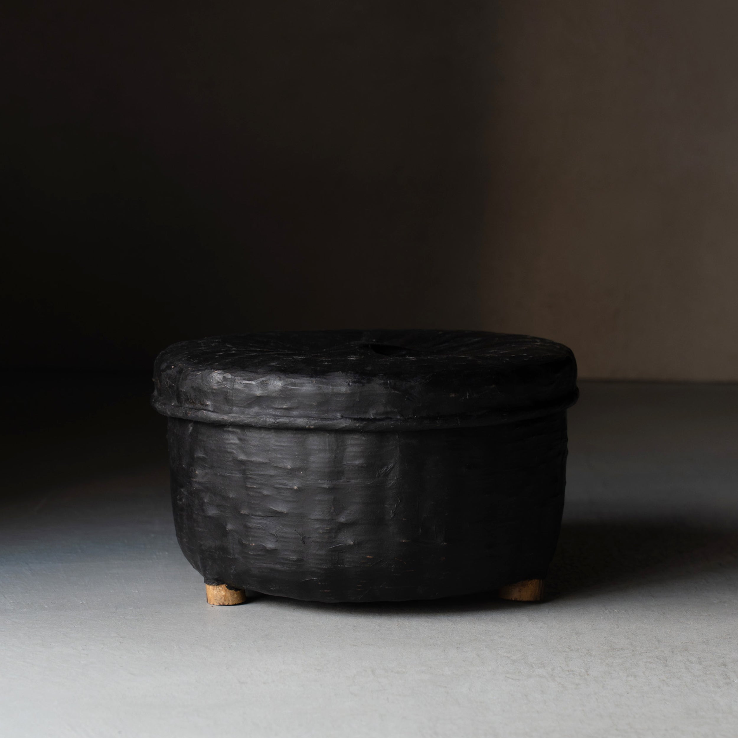 Antique round basket black with a lid